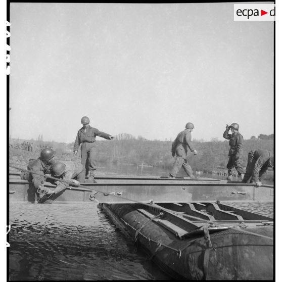 Angledozer Le Mammouth de la 4e compagnie de combat du 13e bataillon du génie de la 2e DB. [description provisoire]