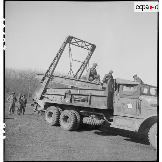 Camion Broackway poseur d'éléments de ponts. [description provisoire]
