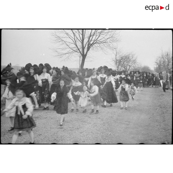 Alsaciens assistant à une cérémonie célébrant l'incorporation du Corps franc Pommiès dans la 3e DIA. [description provisoire]