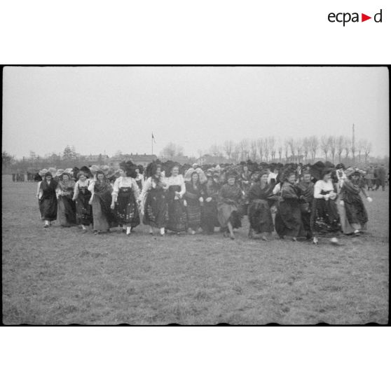 Alsaciens assistant à une cérémonie célébrant l'incorporation du Corps franc Pommiès dans la 3e DIA. [description provisoire]