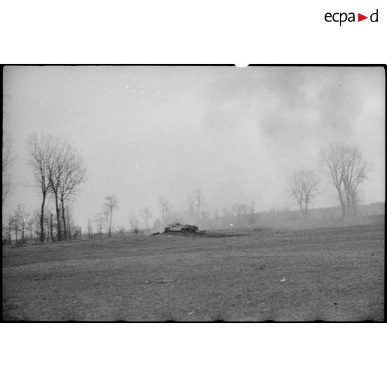 Blindé allemand flambant sur le front d'Alsace. [description provisoire]