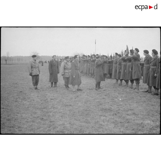 Revue des troupes à l'occasion de l'incorporation d'un régiment FFI du Corps franc Pommiès dans la 3e DIA. [description provisoire]