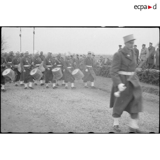 Défilé de la nouba à l'occasion de l'incorporation d'un régiment FFI du Corps franc Pommiès dans la 3e DIA. [description provisoire]