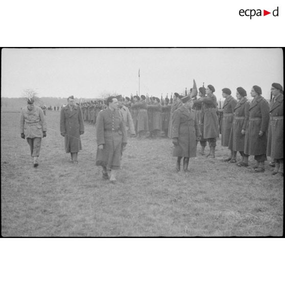 Revue des troupes à l'occasion de l'incorporation d'un régiment FFI du Corps franc Pommiès dans la 3e DIA. [description provisoire]
