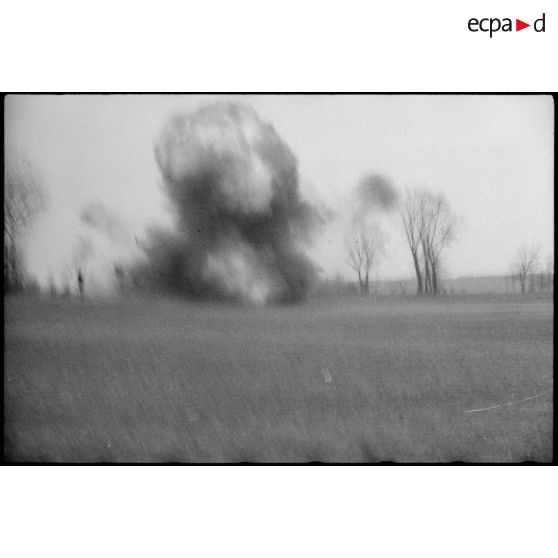 Blindé allemand flambant sur le front d'Alsace. [description provisoire]