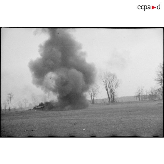 Blindé allemand flambant sur le front d'Alsace. [description provisoire]