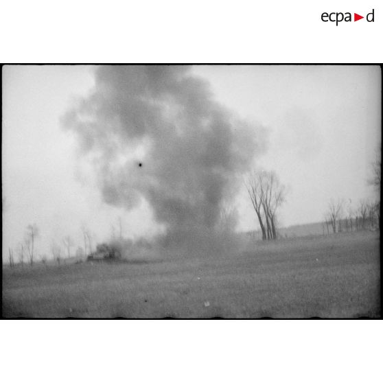 Blindé allemand flambant sur le front d'Alsace. [description provisoire]