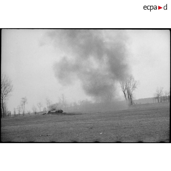 Blindé allemand flambant sur le front d'Alsace. [description provisoire]