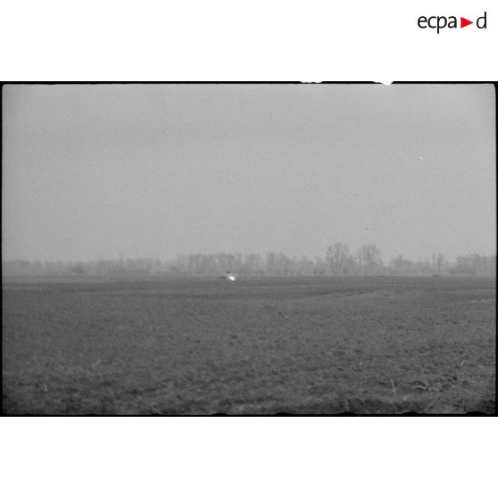 Blindé allemand flambant sur le front d'Alsace. [description provisoire]