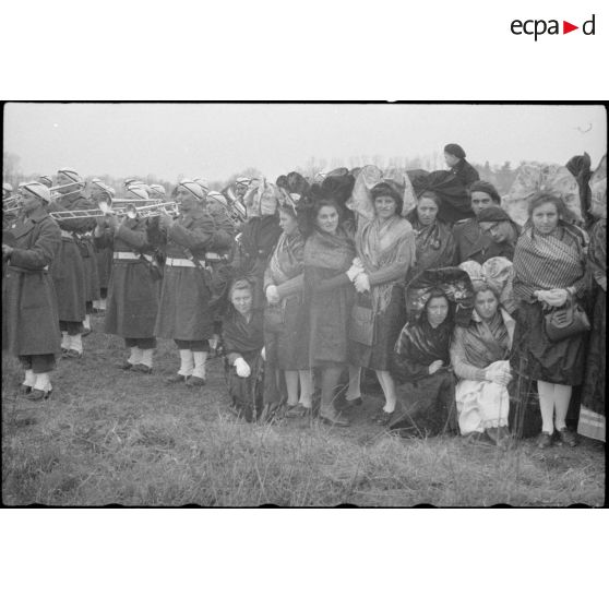 Alsaciens assistant à une cérémonie célébrant l'incorporation du Corps franc Pommiès dans la 3e DIA et écoutant la musique de la nouba. [description provisoire]