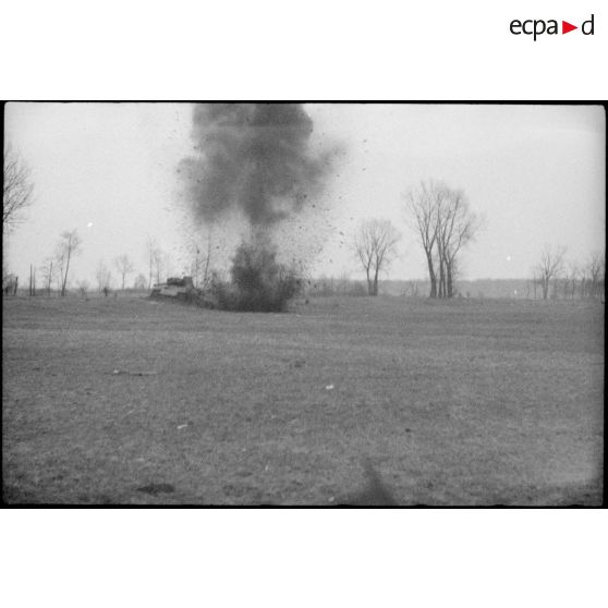 Blindé allemand flambant sur le front d'Alsace. [description provisoire]