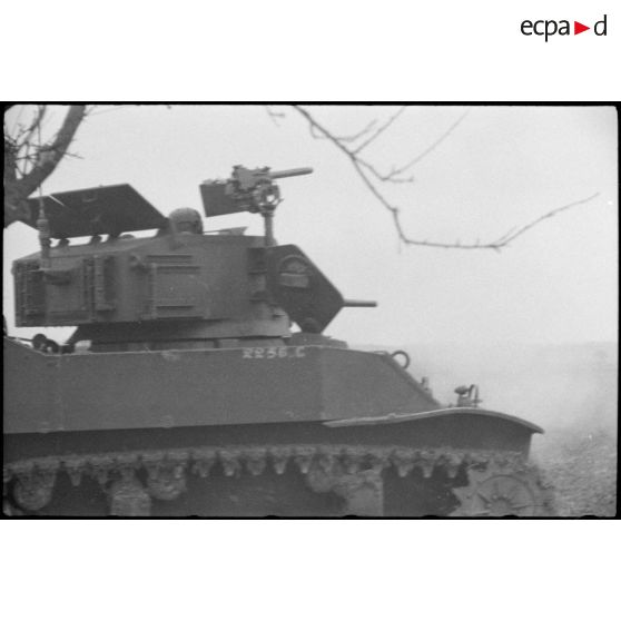 Sur le front d'Alsace, des soldats effectuent des tirs d'obus à partir d'un char Stuart M5 A1. [description provisoire]