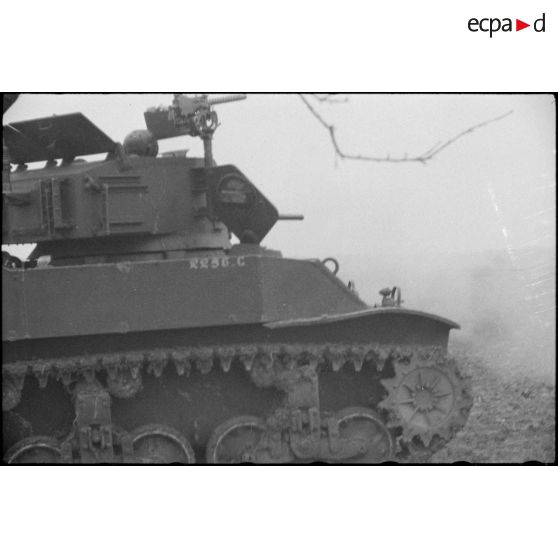 Sur le front d'Alsace, des soldats effectuent des tirs d'obus à partir d'un char Stuart M5 A1. [description provisoire]