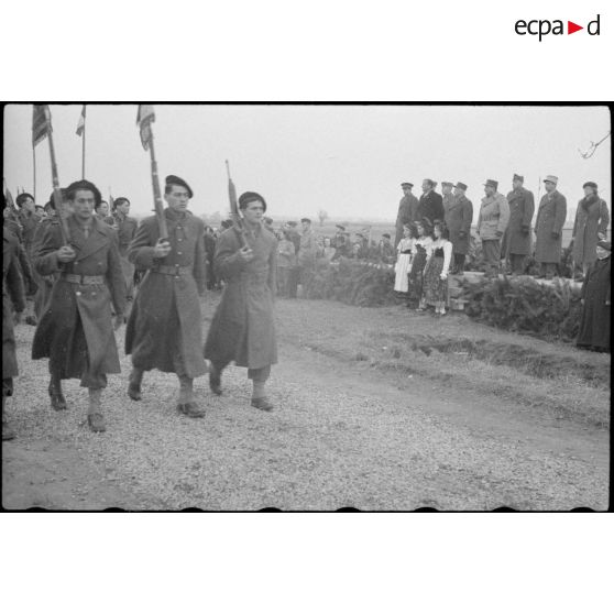 Défilé des troupes à l'occasion de l'incorporation d'un régiment FFI du Corps franc Pommiès dans la 3e DIA. [description provisoire]