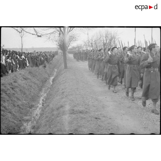 Défilé des troupes à l'occasion de l'incorporation d'un régiment FFI du Corps franc Pommiès dans la 3e DIA. [description provisoire]