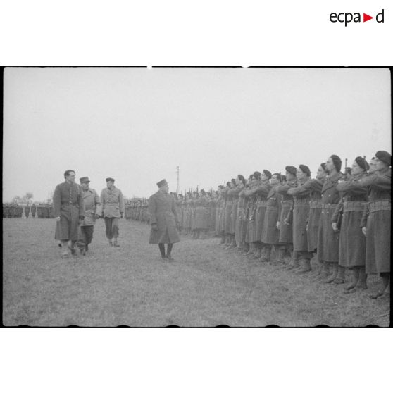 Revue des troupes à l'occasion de l'incorporation d'un régiment FFI du Corps franc Pommiès dans la 3e DIA. [description provisoire]