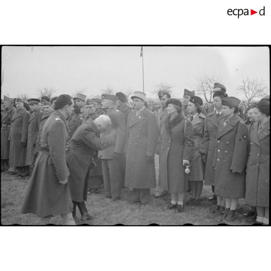 Revue des troupes à l'occasion de l'intégration d'un régiment FFI du Corps franc Pommiès dans la 3e DIA. [description provisoire]