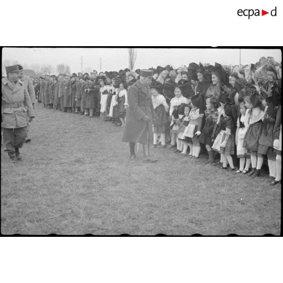 Revue des troupes à l'occasion de l'incorporation d'un régiment FFI du Corps franc Pommiès dans la 3e DIA. [description provisoire]