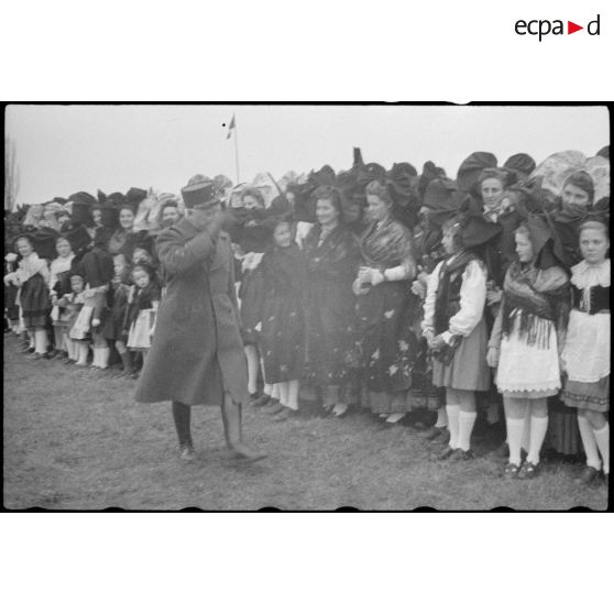 Revue des troupes à l'occasion de l'incorporation d'un régiment FFI du Corps franc Pommiès dans la 3e DIA. [description provisoire]