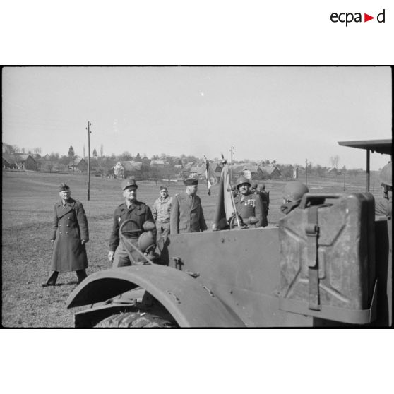 Revue du 1er bataillon de zouaves par le général Sudre et le commandant Géliot lors d'une prise d'armes à Hindlingen (Haut-Rhin). [description provisoire]