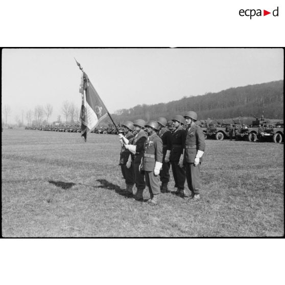Le drapeau du 1er bataillon de zouaves et sa garde lors d'une prise d'armes à Hindlingen (Haut-Rhin). [description provisoire]