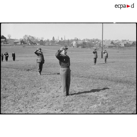 Salut au drapeau du 1er bataillon de zouaves par le général Sudre et le commandant Géliot lors d'une prise d'armes à Hindlingen (Haut-Rhin). [description provisoire]