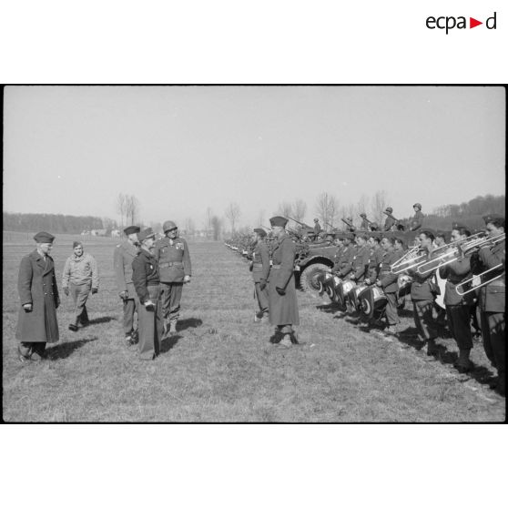 Revue du 1er bataillon de zouaves par le général Sudre et le commandant Géliot lors d'une prise d'armes à Hindlingen (Haut-Rhin). [description provisoire]