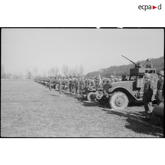 Alignement des troupes et des half-tracks du 1er bataillon de zouaves pour une prise d'armes à Hindlingen (Haut-Rhin). [description provisoire]