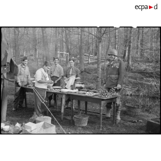 Le cuisinier du 1er bataillon de zouaves prépare le déjeuner pour son unité. [description provisoire]