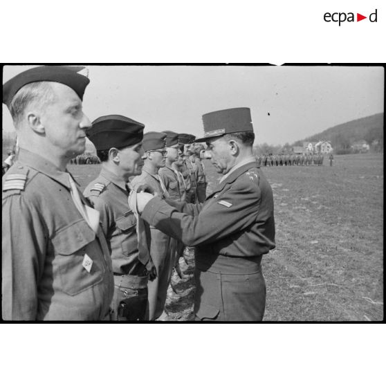 Remise de décoration au capitaine Ardisson par le général de Lattre de Tassigny lors d'une prise d'armes à Altkirch (Haut-Rhin). [description provisoire]
