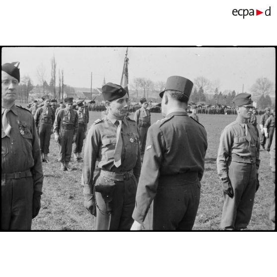 Remise de décoration au capitaine Ardisson par le général de Lattre de Tassigny lors d'une prise d'armes à Altkirch (Haut-Rhin). [description provisoire]