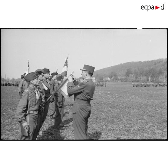 Remise de décoration au fanion de la 1re DB (Division blindée) par le général de Lattre de Tassigny lors d'une prise d'armes à Altkirch (Haut-Rhin). [description provisoire]