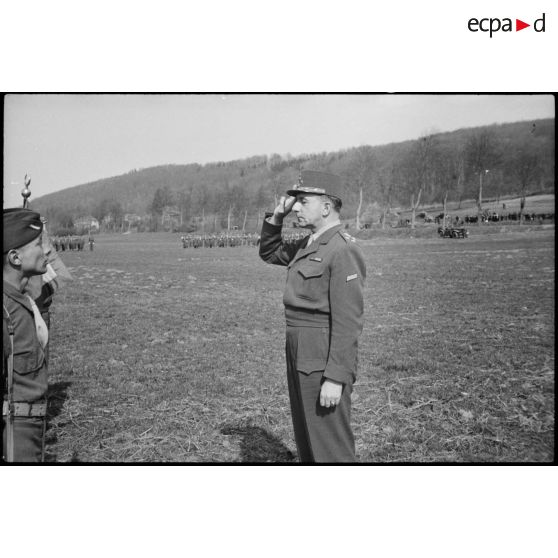 Salut au fanion de la 1re DB (Division blindée) par le général de Lattre de Tassigny lors d'une prise d'armes à Altkirch (Haut-Rhin). [description provisoire]