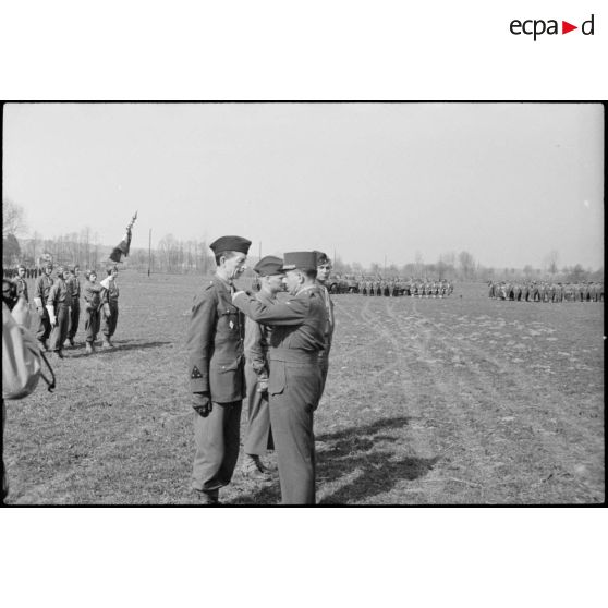 Remise de décoration au général Touzet du Vigier par le général de Lattre de Tassigny lors d'une prise d'armes à Altkirch (Haut-Rhin). [description provisoire]