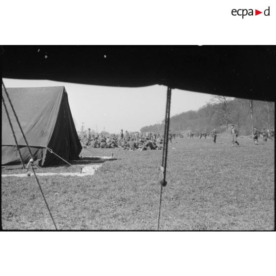 Déjeuner sur l'herbe du 1er bataillon de zouaves après une prise d'armes à Hindlingen (Haut-Rhin). [description provisoire]