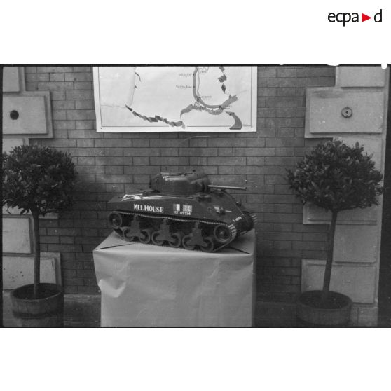 Exposition de maquettes de chars réalisées par les soldats de la 1re DB (Division blindée) à Altkirch où est établi le PC de l'unité alors au repos. [description provisoire]