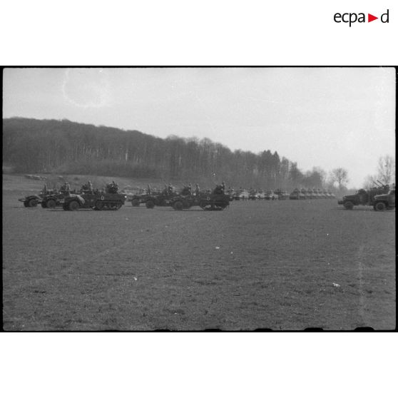 Alignement des troupes motorisées de la 1re DB (Division blindée) pour la revue par le général de Lattre de Tassigny lors d'une prise d'armes avec l'unité à Altkirch (Haut-Rhin) le 20 mars 1945. Ici, des half-tracks et des chars Sherman. [description provisoire]