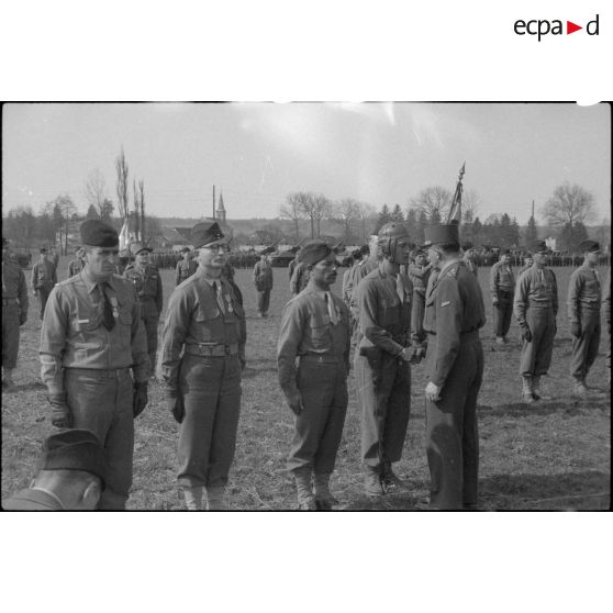 Remise de décoration et félicitations à plusieurs officiers de la 1re DB (Division blindée) par le général de Lattre de Tassigny lors d'une prise d'armes à Altkirch (Haut-Rhin). [description provisoire]