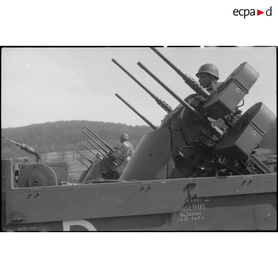 Alignement des troupes motorisées de la 1re DB (Division blindée) pour la revue par le général de Lattre de Tassigny lors d'une prise d'armes avec l'unité à Altkirch (Haut-Rhin) le 20 mars 1945. [description provisoire]