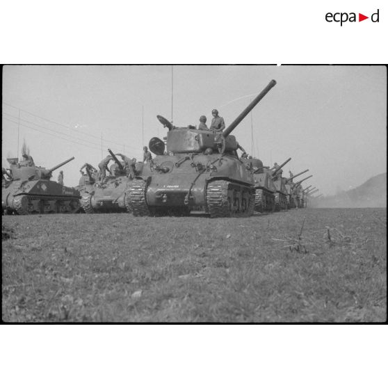 Alignement des troupes motorisées de la 1re DB (Division blindée) pour la revue par le général de Lattre de Tassigny lors d'une prise d'armes avec l'unité à Altkirch (Haut-Rhin) le 20 mars 1945. [description provisoire]