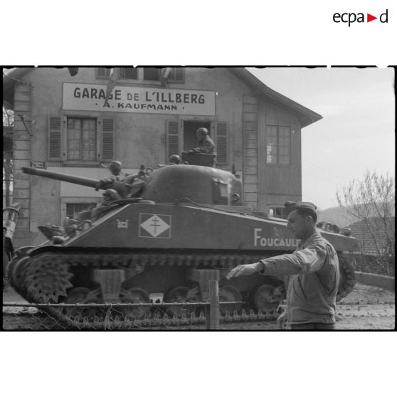 Défilé du char Sherman "Foucauld" du 5e RCA (Régiment de chasseurs d'Afrique) dans Hirtzbach (Haut-Rhin). [description provisoire]