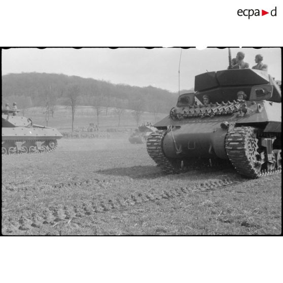 Défilé des tanks destroyers  TD M10 de la 1re DB (Division blindée) à l'occasion d'une prise d'armes avec l'unité à Altkirch (Haut-Rhin) le 20 mars 1945. [description provisoire]