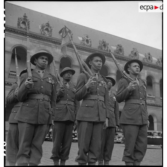 Les drapeaux des Invalides. Fanion du bataillon tahitien. [description provisoire]
