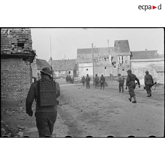 Avancée du 4e RTT dans Scheibenhardt. [description provisoire]