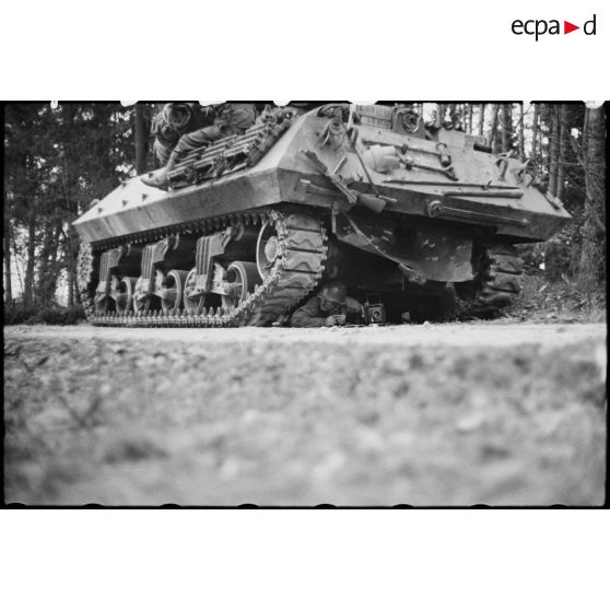 Avancées de forces alliées vers la ligne Siegfried. [description provisoire]