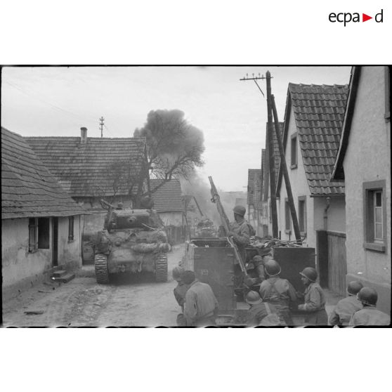 Bombardements dans le village de Berg. [description provisoire]