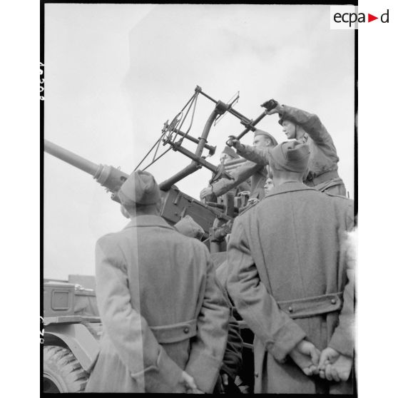 Instruction sur Bofors antiaérien Lucifer de la 2e batterie du 22e FTA. [description provisoire]