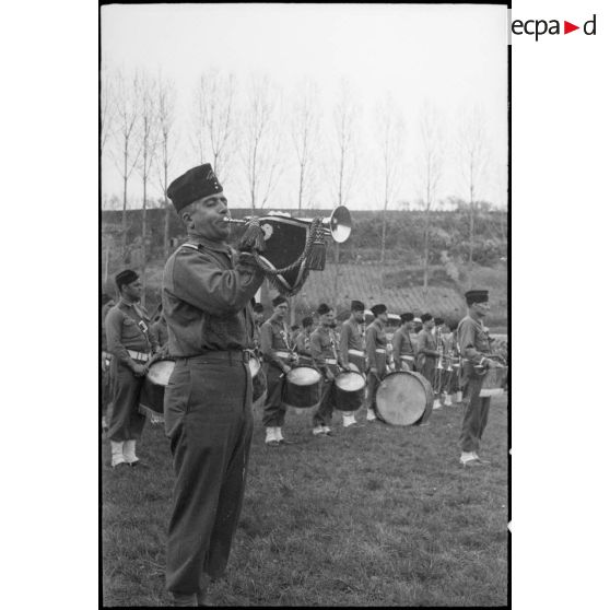 Clairon fanfare du 12e cuirs, adjudant-chef Caille. <br>A l'arrière plan, musique divisionnaire. [description provisoire]