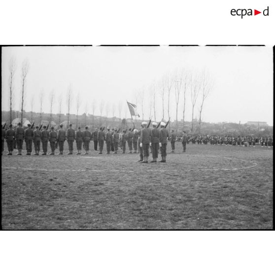 Récipiendaires et étendard du RMSM. [description provisoire]