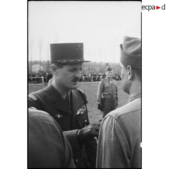 Arrière plan, colonel Rémi commandant le GTR et le RMSM. [description provisoire]